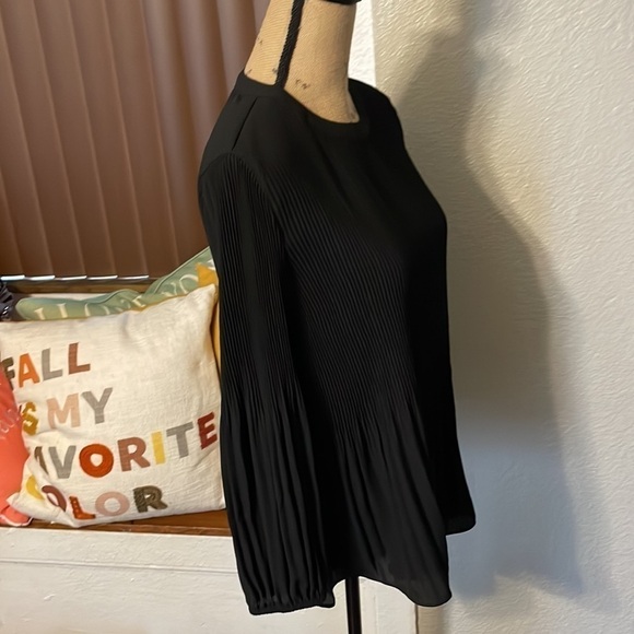 Adrianna Papell Black long sleeved blouse with keyhole button back. NWT. - Picture 6 of 10